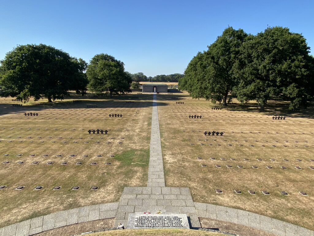 veduta dal tumulo commemorativo Cimitero tedesco La Cambe Normandia