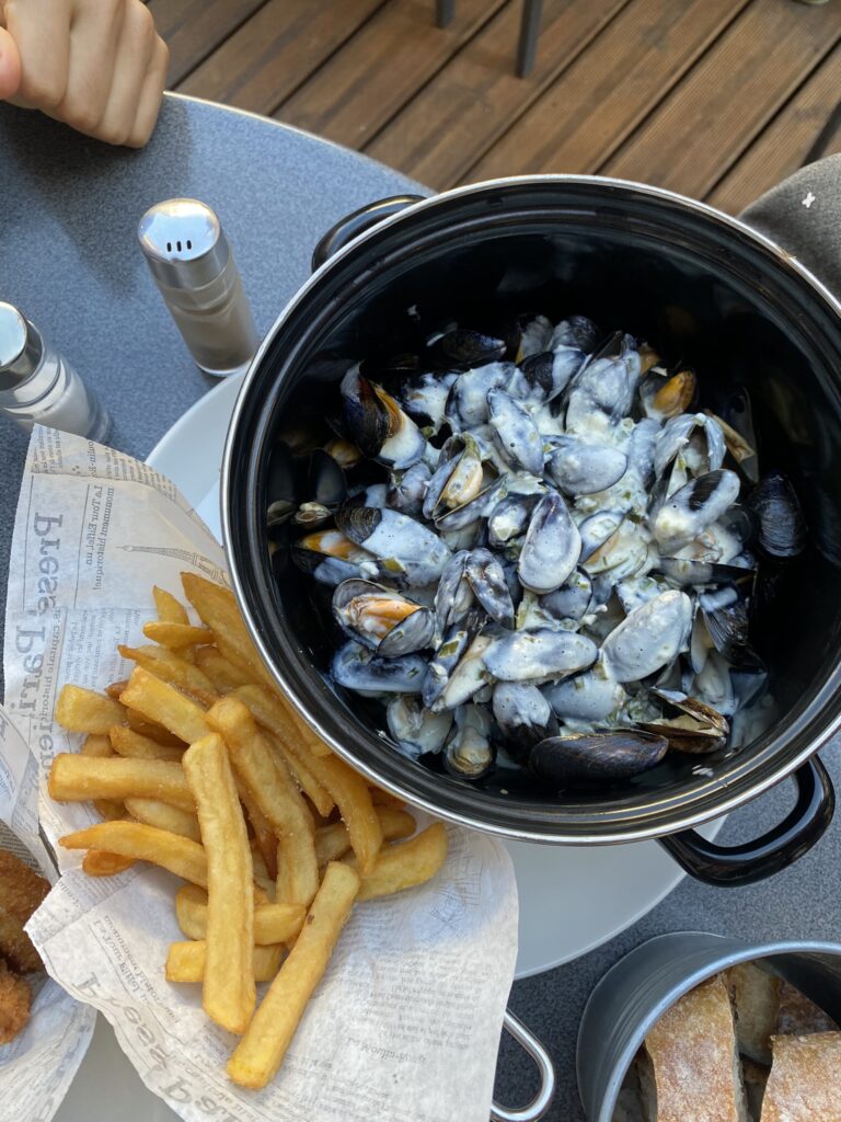 Cozze alla Normanna con patatine fritte_Normandia dove mangiare a Etretat