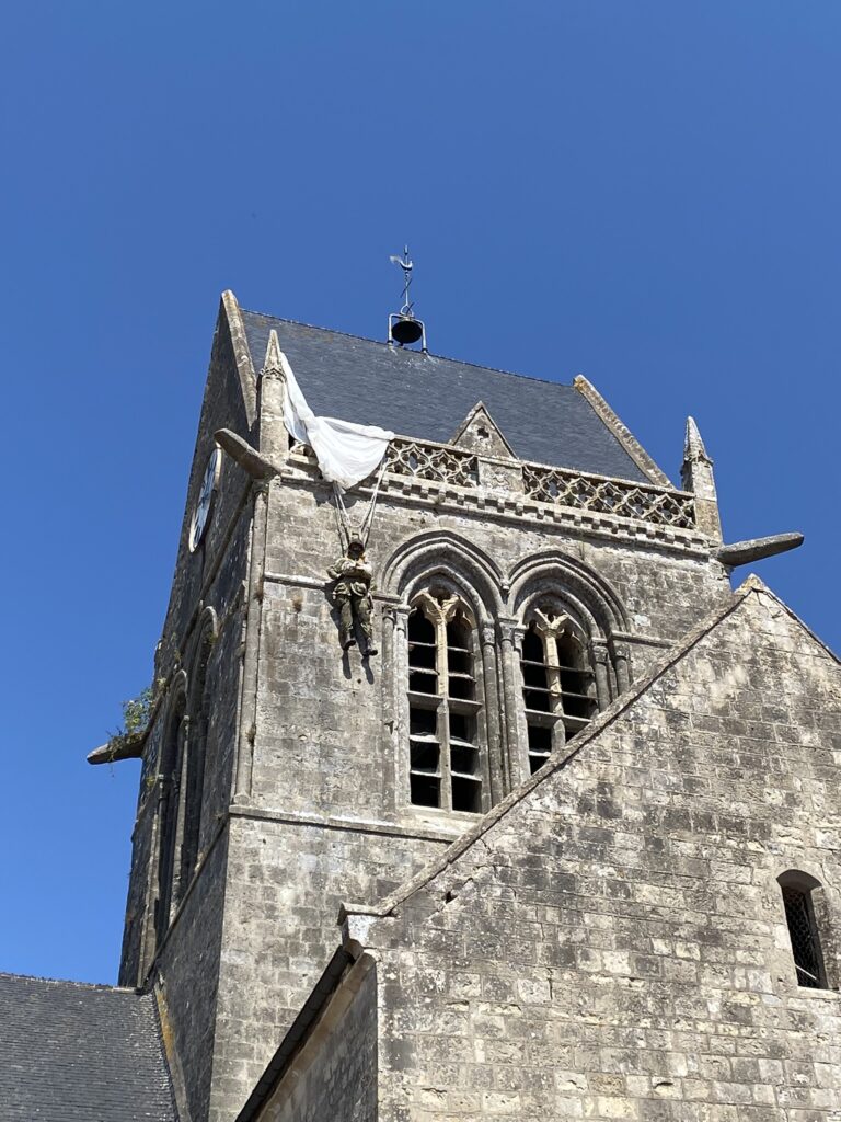 Il famoso Manichino del soldato John Steele a Sainte Mere Eglise Normandia