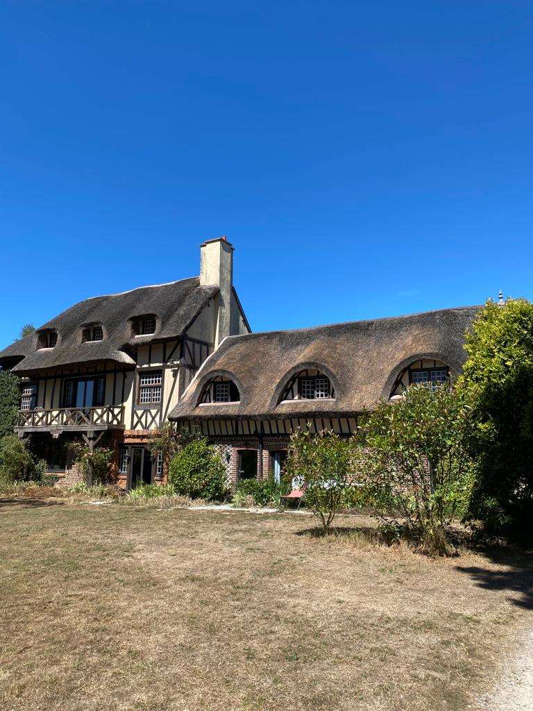 La Chaumière Maison typique au toit de chaume pour nomades en Normandie