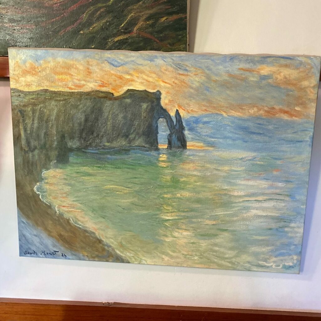 Le scogliere di Etretat in un quadro di Monet_studio nella casa museo del pittorea a Giverny