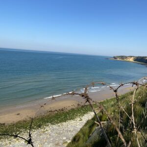 Una veduta dal promontorio di Pointe du Hoc in Normandia