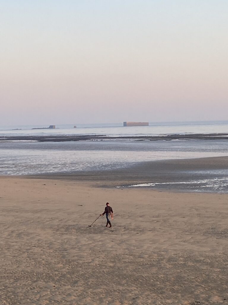 Ricerca con il metal detector sulla spiaggia di Arromanche in normandia