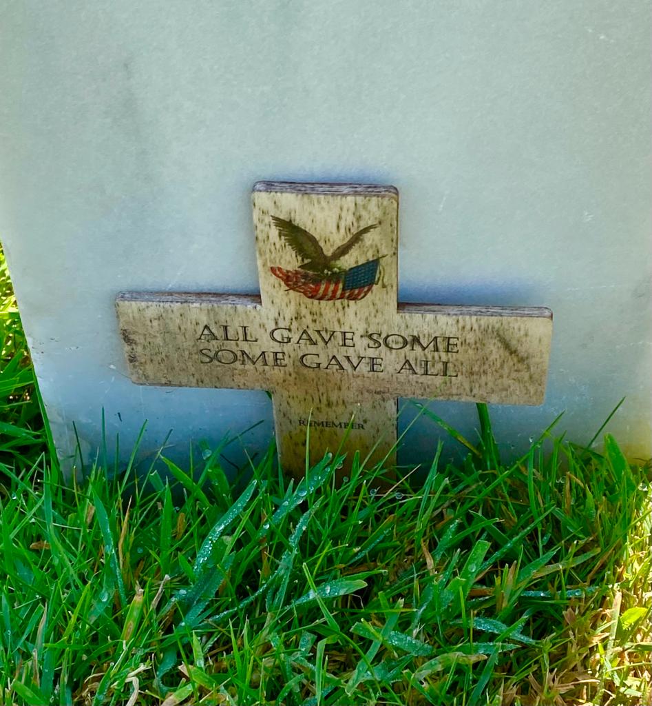 Dedica su una tomba al Cimitero Americano di Colleville Sur Mer