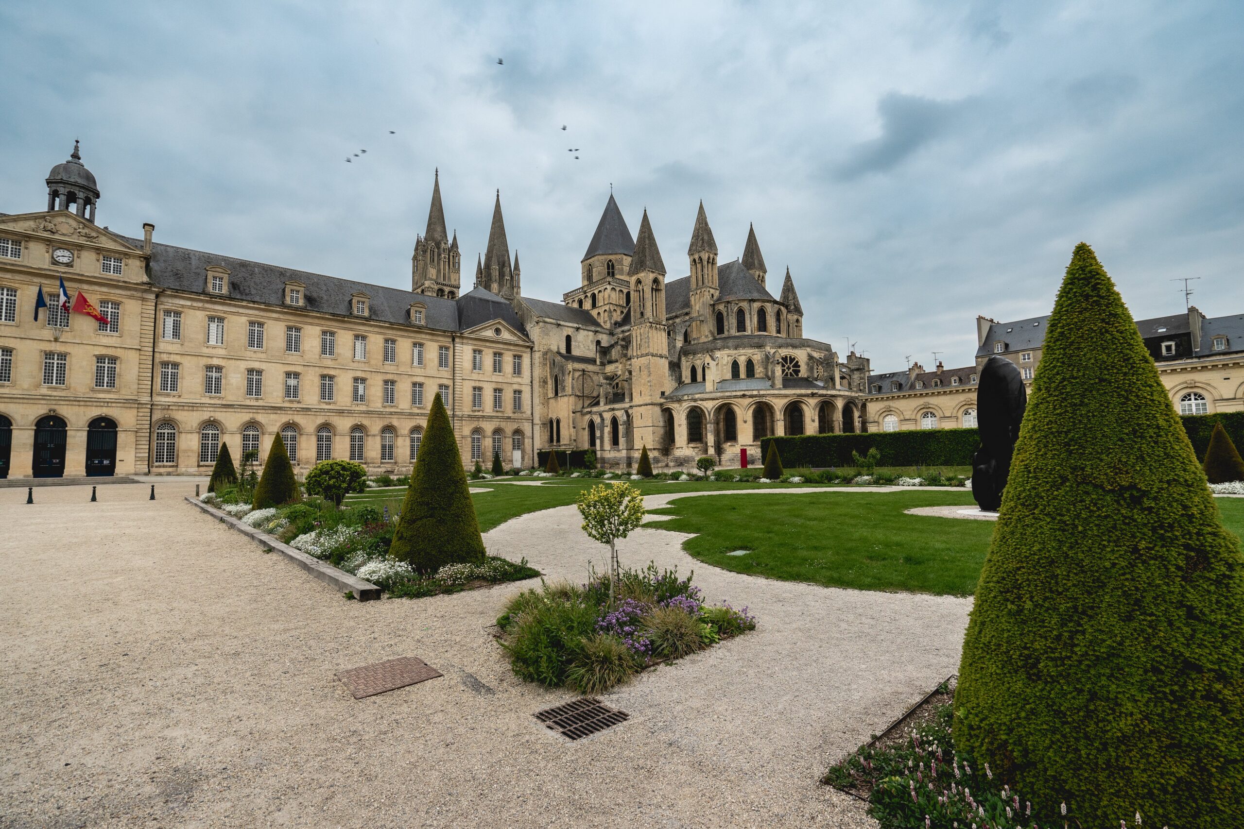 il municipio di caen dove dormire in normandia