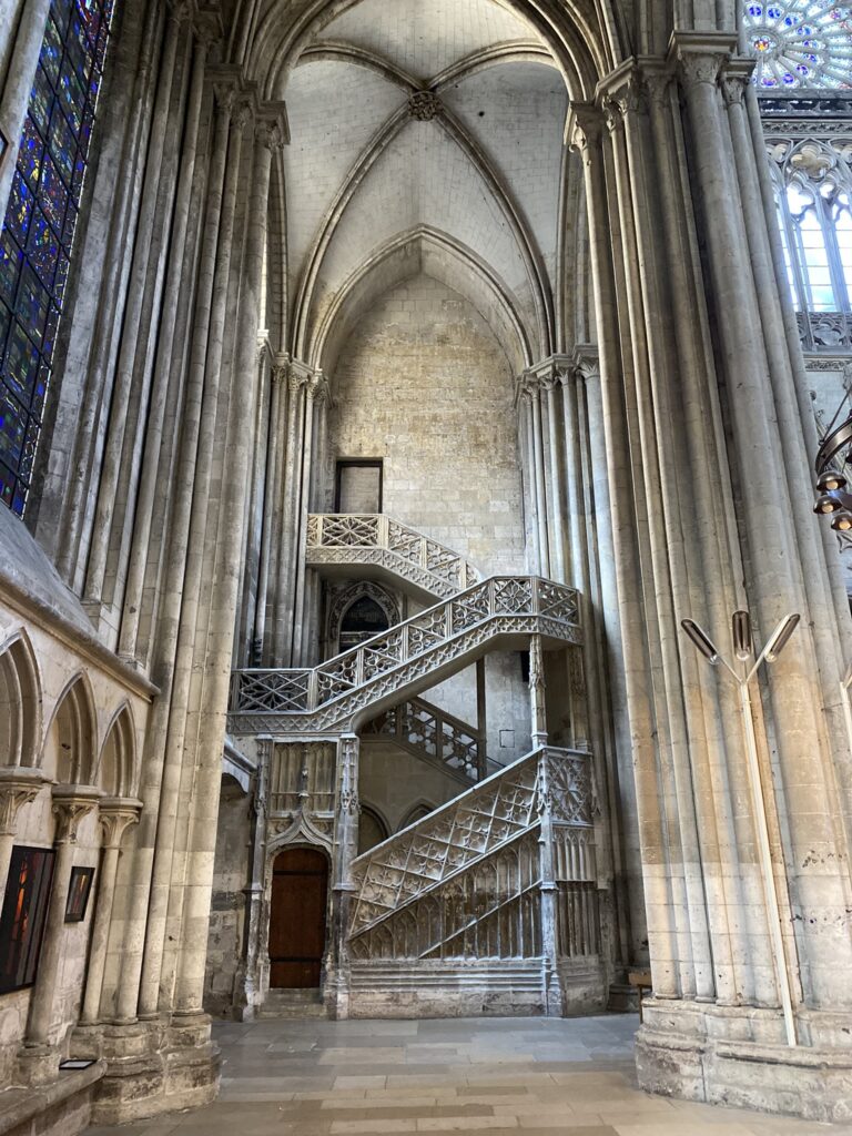 cattedrale notre dame interno nomadi in normandia