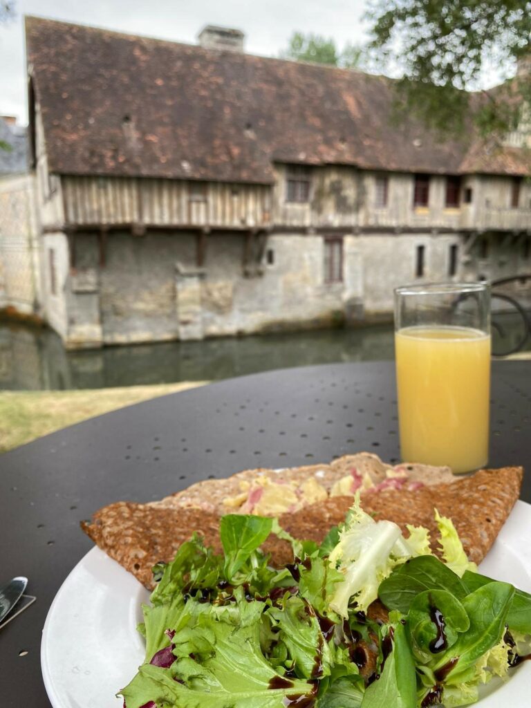 Galettes salate con uova salmone insalata e creme freche nomadi in normandia