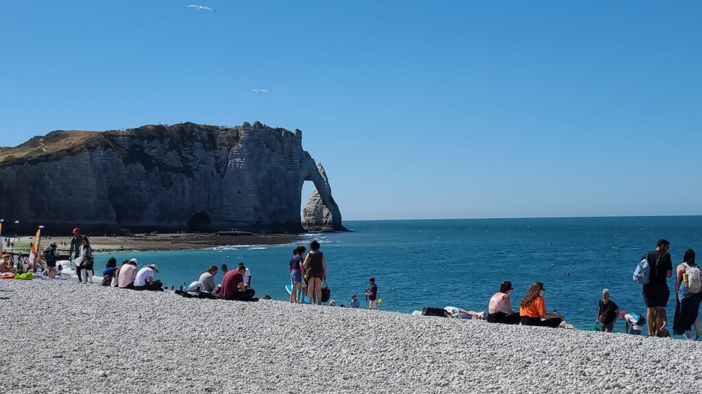 spiaggia di ciottoli a etretat