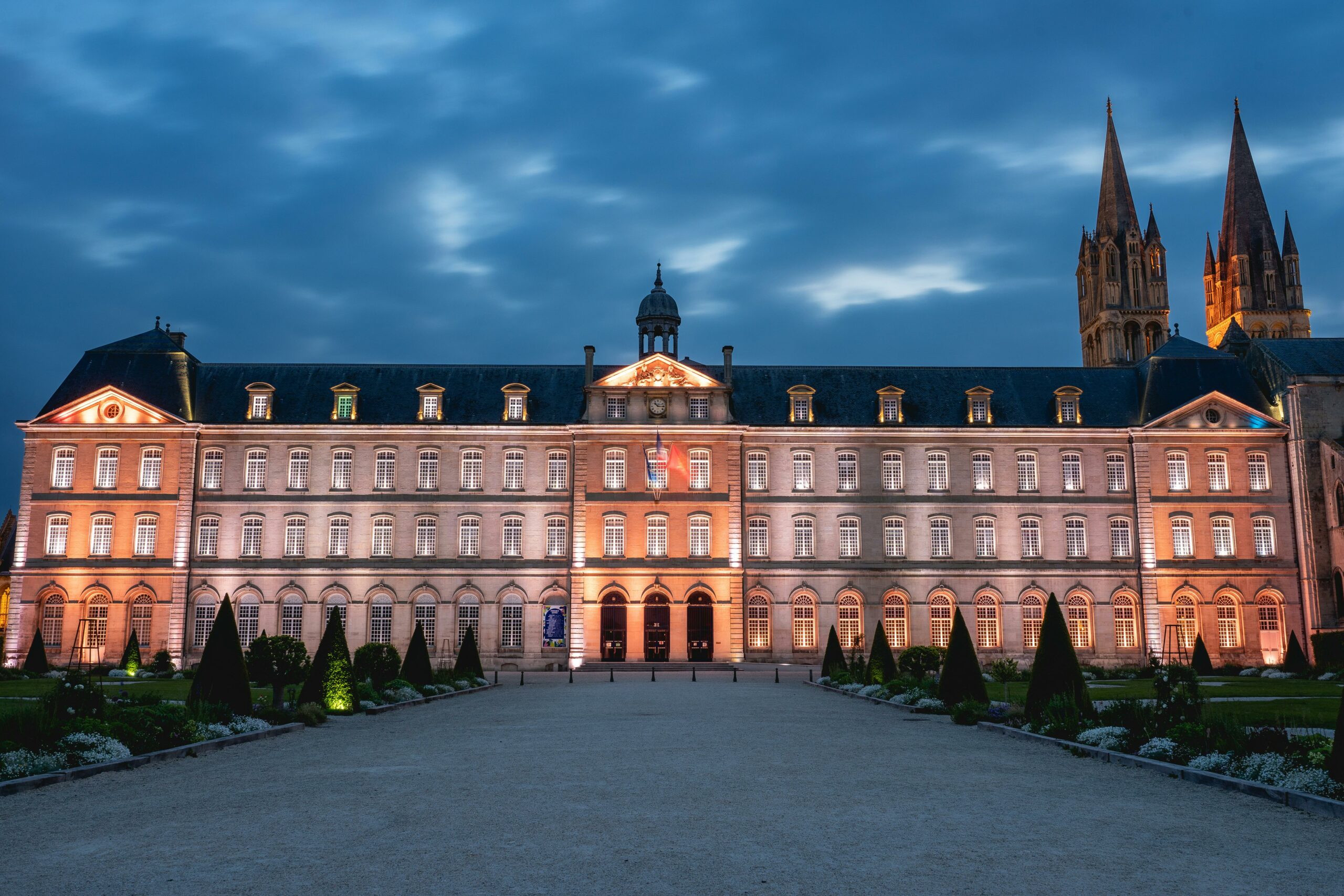 Il municipio e l'Abbazia di Saint-Etienne