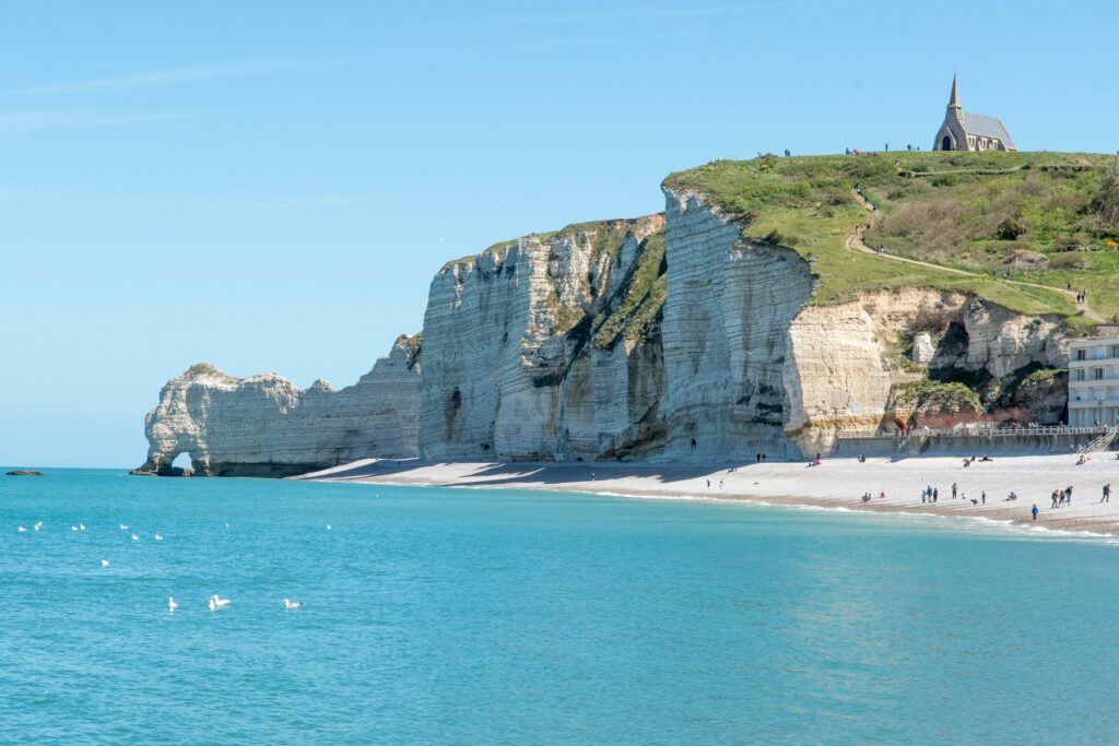 La scogliera d'Amont è a est di Etretat. Sulla sommità sorge la Cappella di Notre-Dame de la Garde