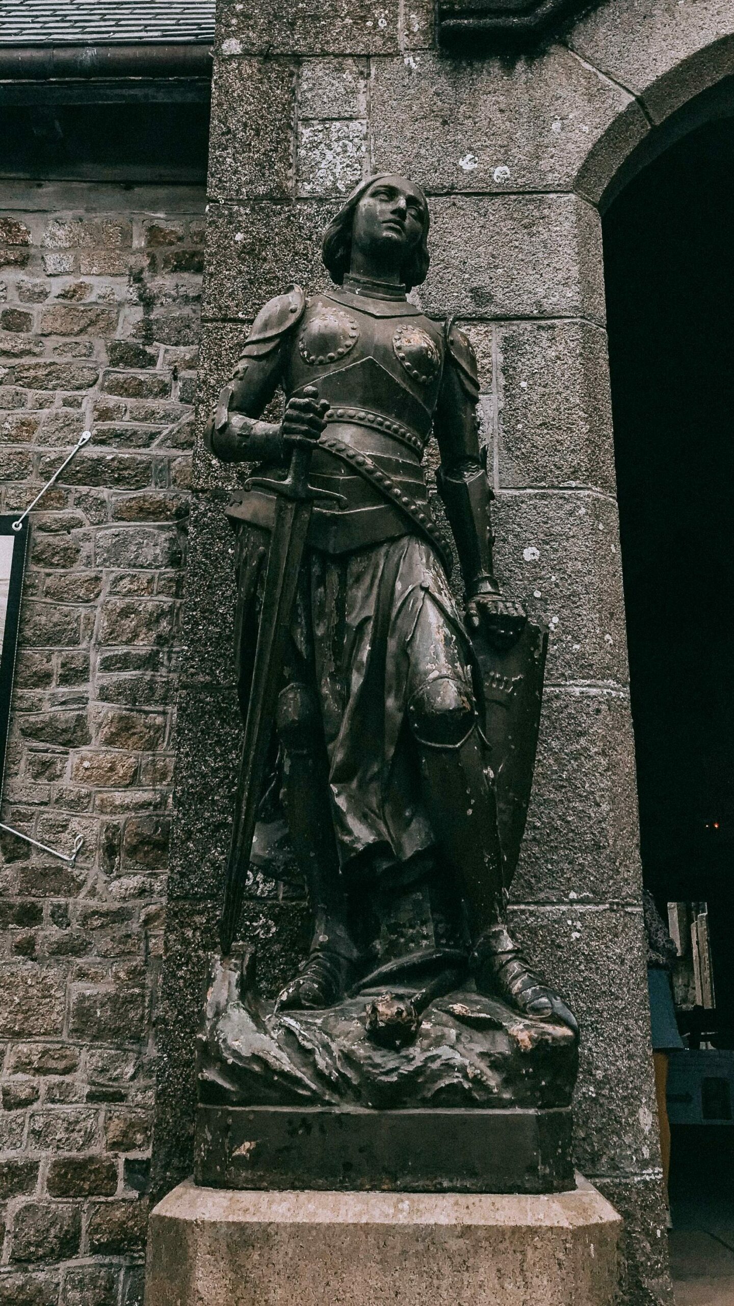 la statua di giovanna d arco a mont saint michel