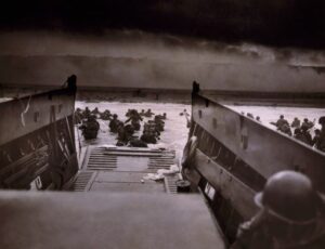 Sbarco barco a omaha beach, foto in bianco e nero. soldati scendono da un mezzo di sbarco higgins