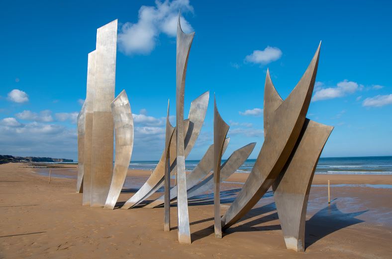 monumento sulla spiaggia di omaha beach cosa vedere in normandia foto da canva