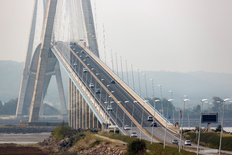 ponte di normandia visto dall ingresso ponte