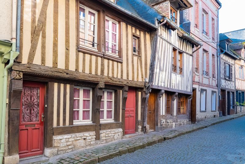 scorcio di una via del quartiere medievale con le case a graticcio a Honfleur in Normandia