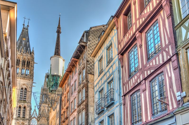 centro storico rouen in normandia con le case a graticcio in primo piano e la Tour Lanterne